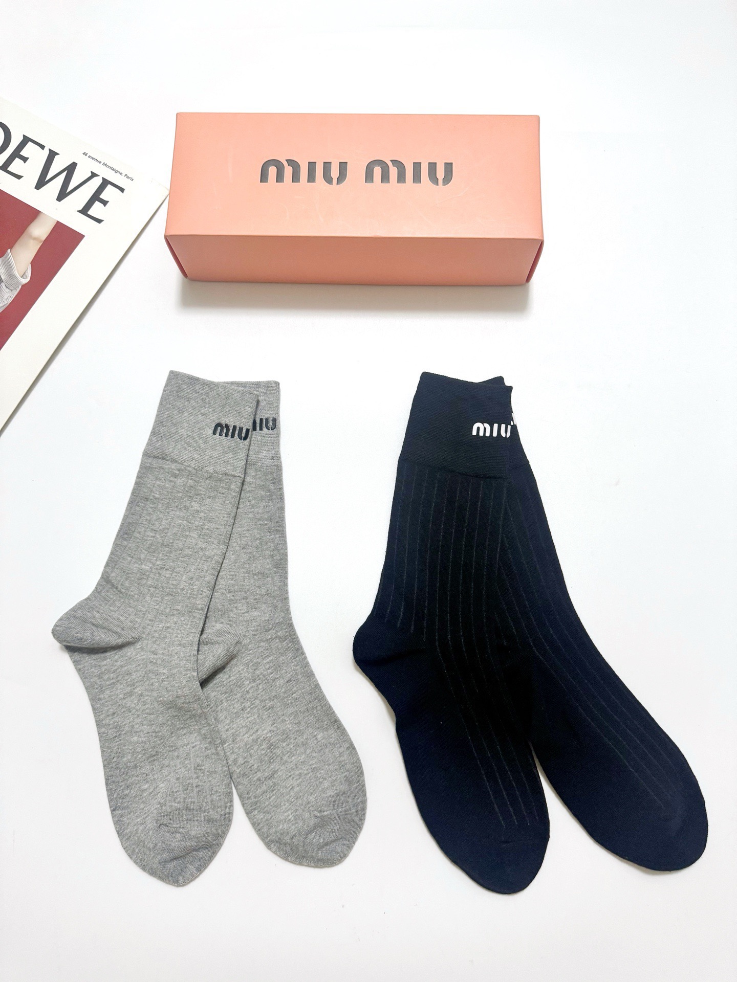 配包装 🌟【一盒2双】 🌟缪缪 miumiu 经典字母logo 纯棉中筒袜 🌟ins爆款！好看到爆炸 ！🌟酷妹潮人必不能