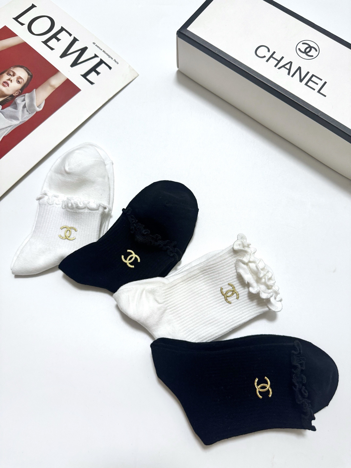 配包装 🌟【一盒4双】 🌟Chanel 香奈儿 经典字母logo 木耳边纯棉中筒袜 短筒袜经典纯色 🌟ins爆款！专柜在