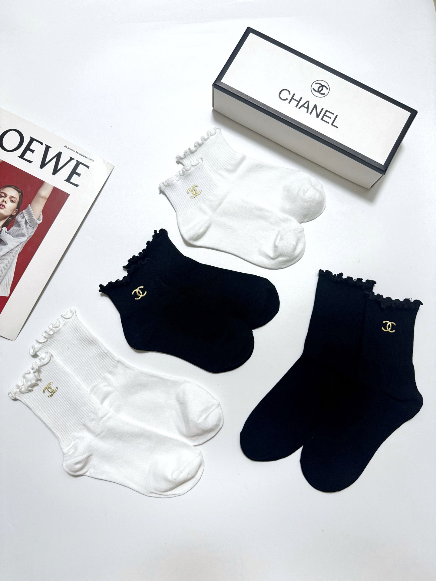 配包装 🌟【一盒4双】 🌟Chanel 香奈儿 经典字母logo 木耳边纯棉中筒袜 短筒袜经典纯色 🌟ins爆款！专柜在