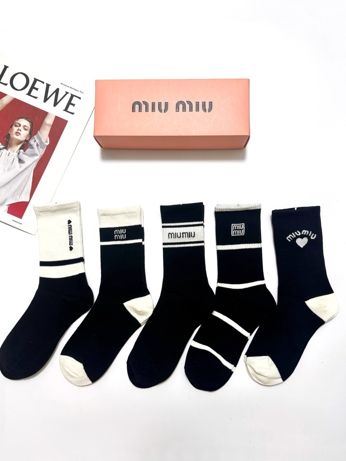 配包装 🌟【一盒5 双】 🌟缪缪 miumiu 经典字母 logo纯棉 中筒袜  ！超级软糯亲肤！ 🌟ins爆款！专柜在