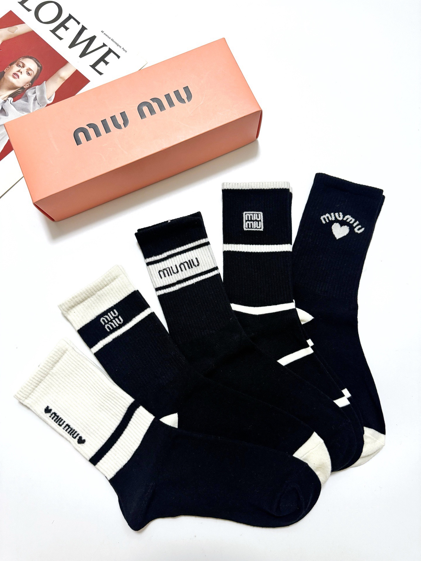配包装 🌟【一盒5 双】 🌟缪缪 miumiu 经典字母 logo纯棉 中筒袜  ！超级软糯亲肤！ 🌟ins爆款！专柜在