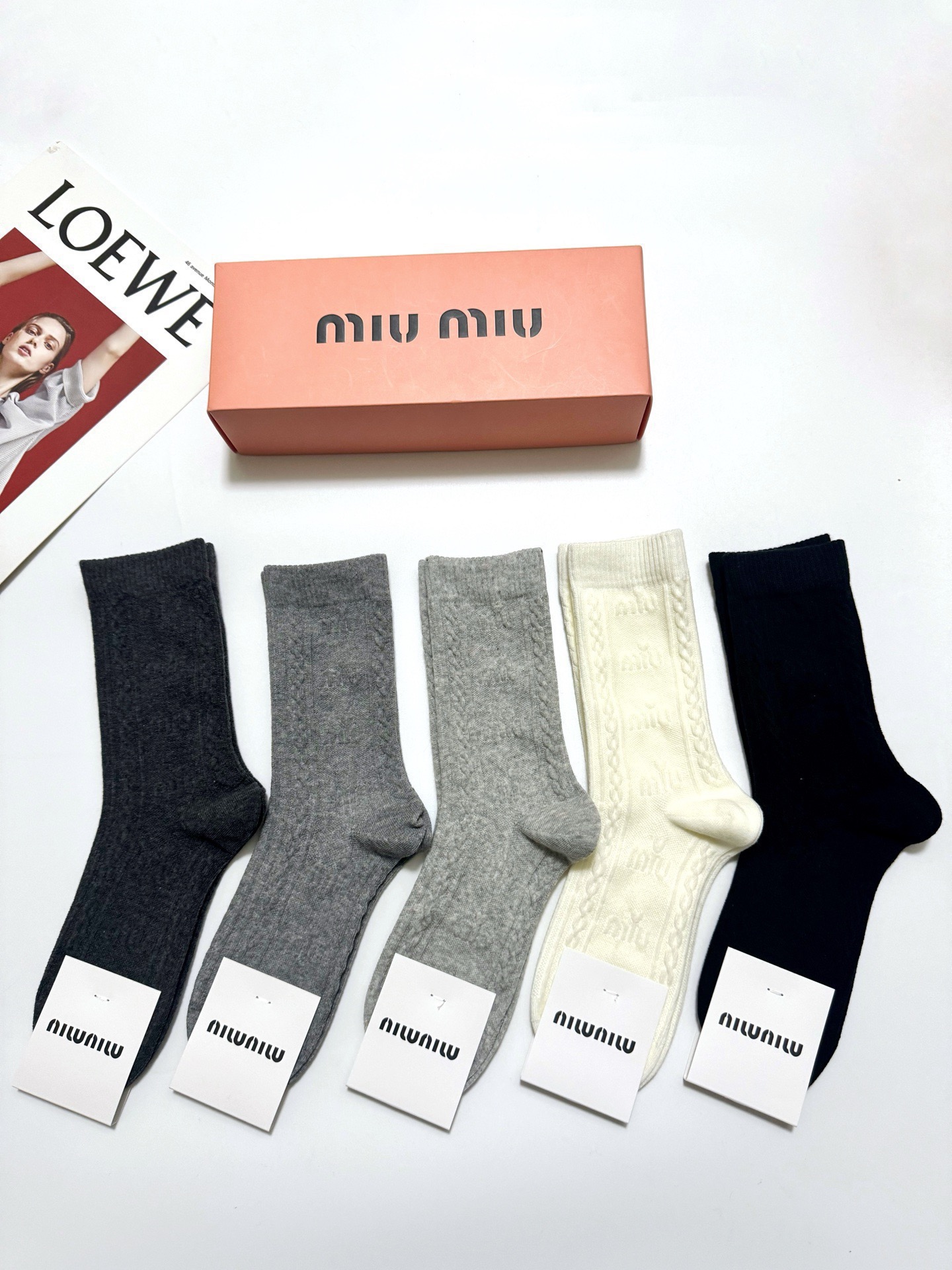 配包装 🌟【一盒5双】  🌟miumiu 缪缪 经典浮雕 字母logo 纯棉中筒袜   ，ins超火爆短袜，纯棉面料，潮