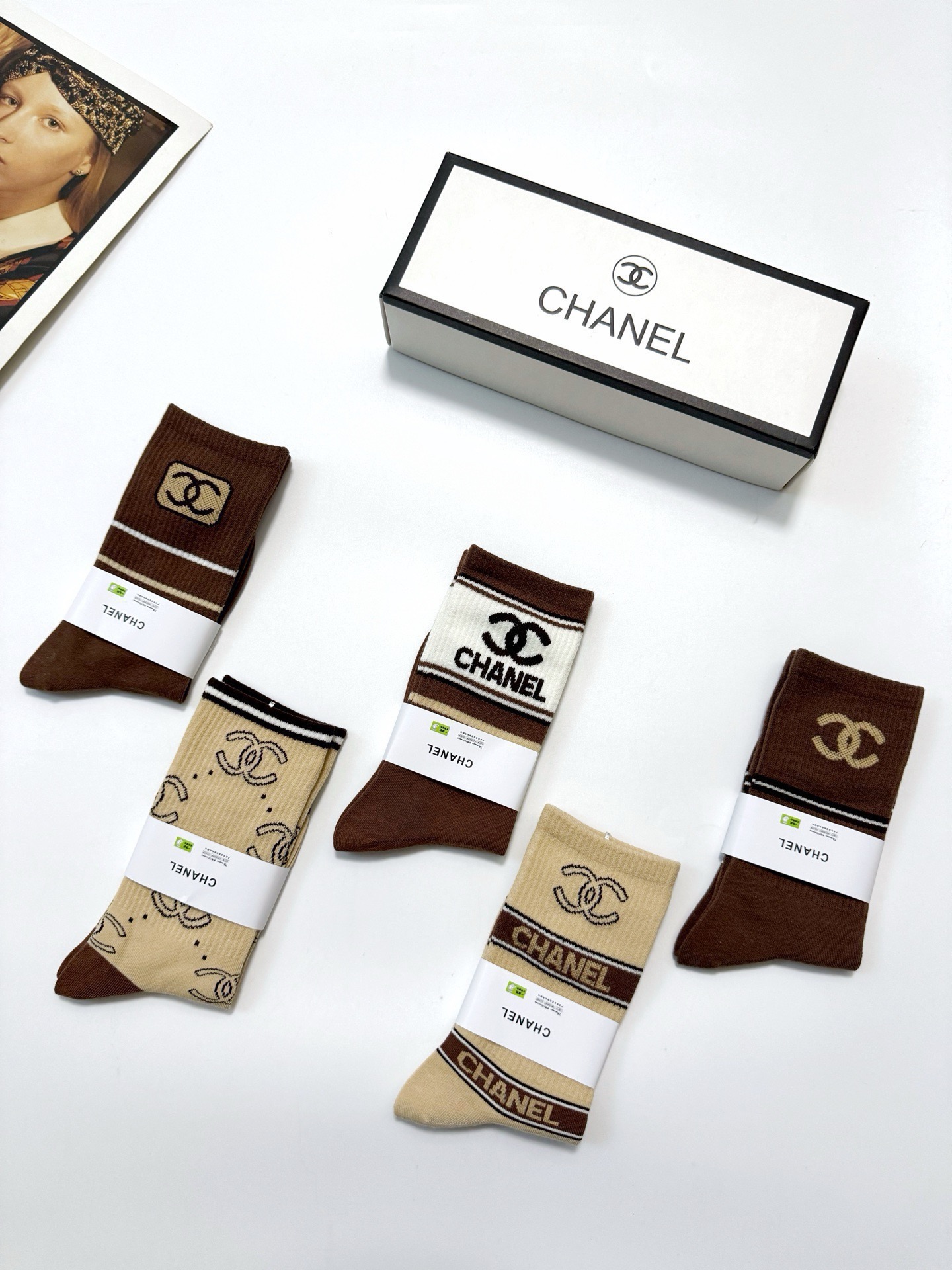 配包装 🌟【一盒5 双】  🌟Chanel香奈儿 经典字母logo ins超火爆中筒袜，纯棉面料，潮人必备 ，经典配色 