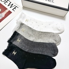 配包装 🌟【一盒4 双】 🌟Chanel 香奈儿 经典字母logo 纯棉中筒袜 ,ins超火爆小腿袜,纯棉面料,潮 配包装 🌟【一盒4 双】 🌟Chanel 香奈儿 经典字母logo 纯棉中筒袜 ,ins超火爆小腿袜,纯棉面料,潮