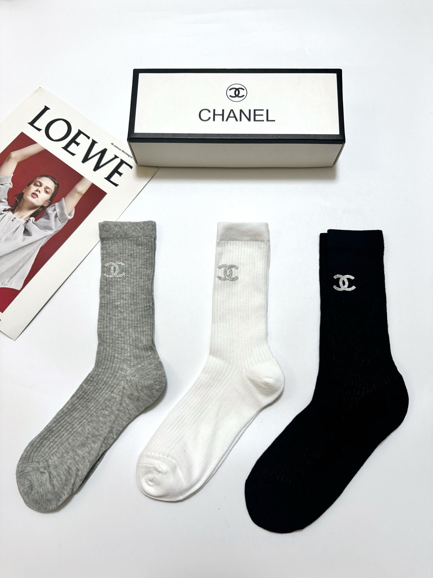 配包装 🌟【一盒3双】 🌟Chanel香奈儿 经典竖纹双C字母logo 纯棉薄款中筒袜 经典纯色 🌟ins爆款！专柜在售