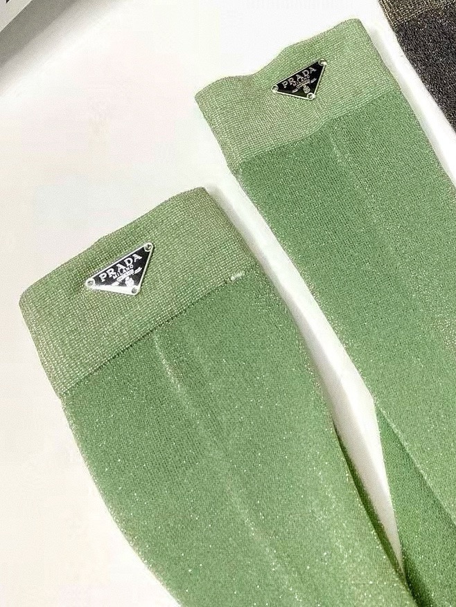配包装 🌟【一盒一双】 🌟 Prada 普拉达 爆款三角标经典字母 长筒袜 小腿袜🔥金银丝混纺，夏季薄款 ，款式经典，专