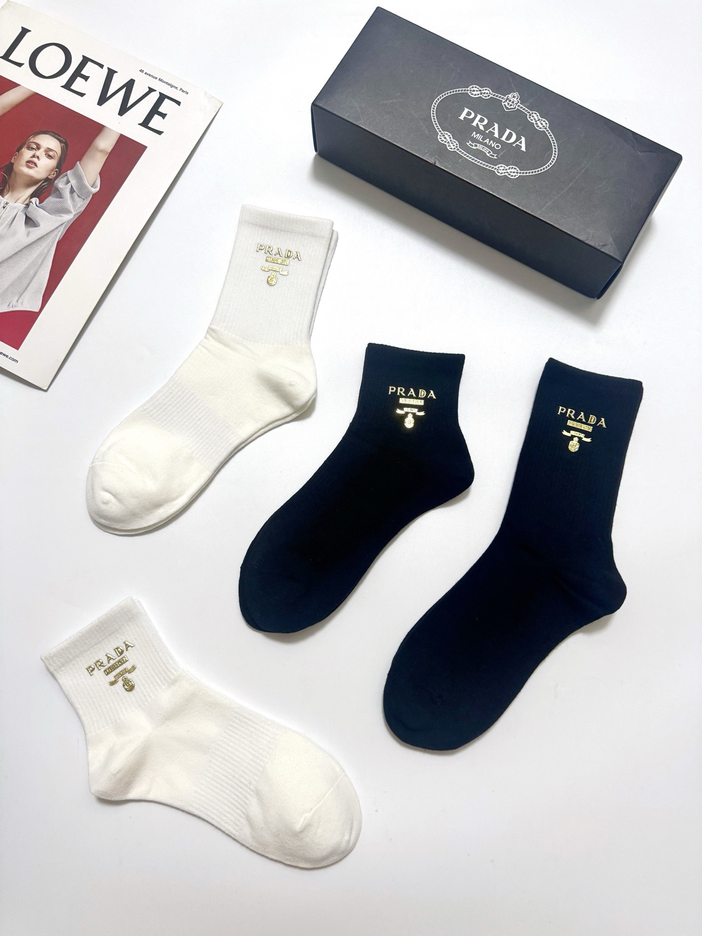 配包装 🌟【一盒4 双】 🌟Prada 普拉达 经典字母logo 透气纯棉中筒袜  ，重工配饰，ins超火爆红人同款，精