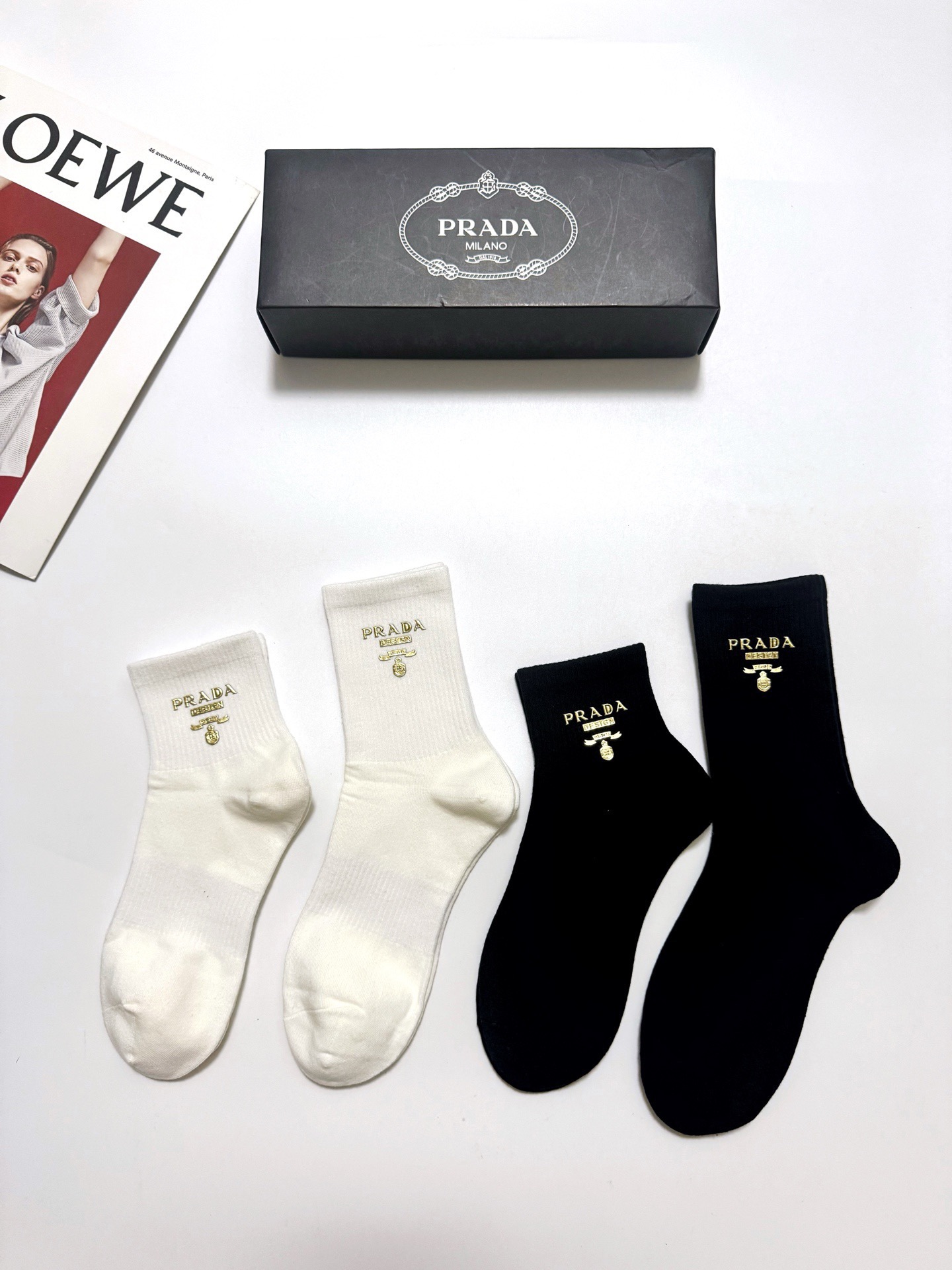 配包装 🌟【一盒4 双】 🌟Prada 普拉达 经典字母logo 透气纯棉中筒袜  ，重工配饰，ins超火爆红人同款，精