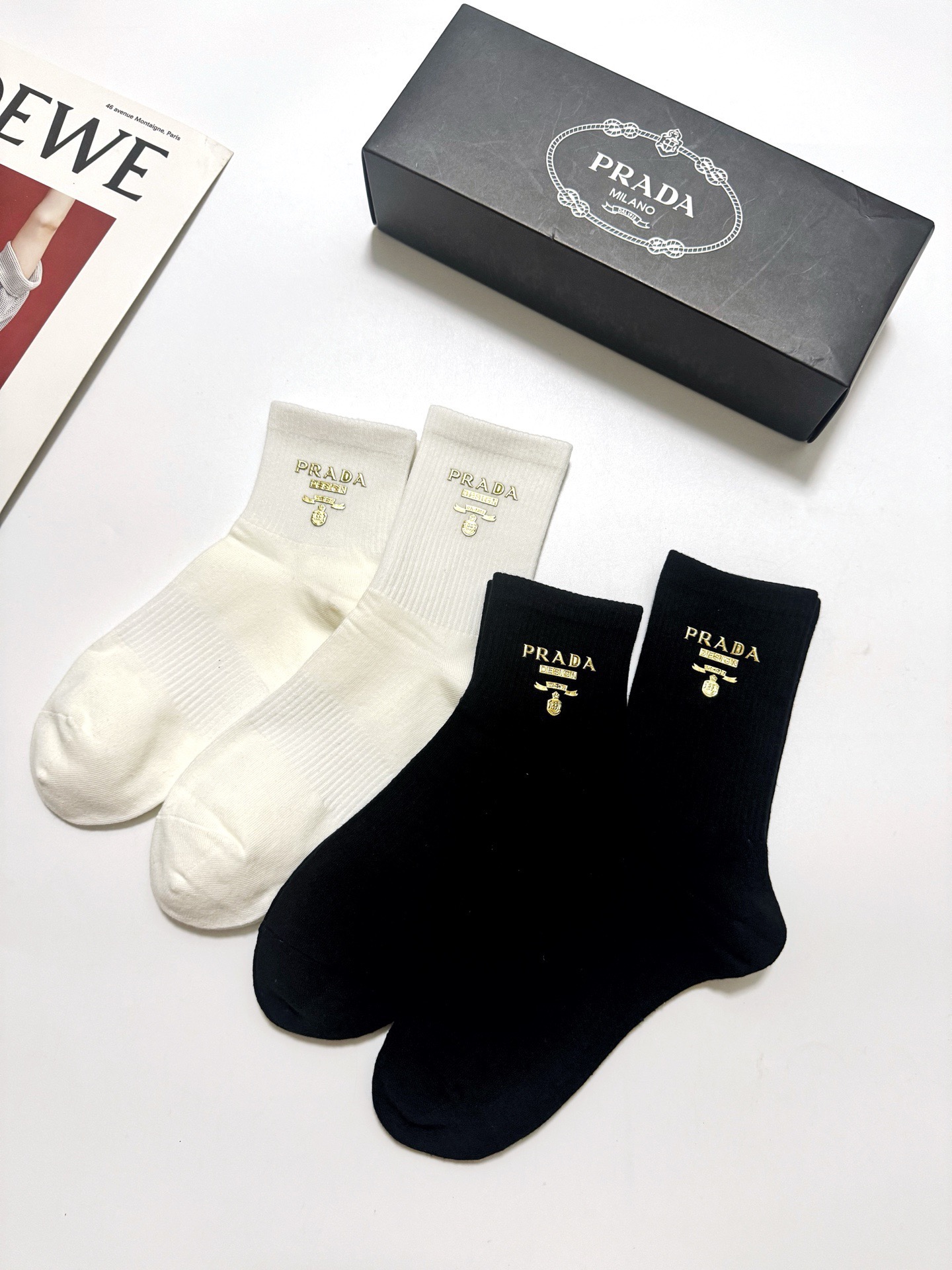配包装 🌟【一盒4 双】 🌟Prada 普拉达 经典字母logo 透气纯棉中筒袜  ，重工配饰，ins超火爆红人同款，精