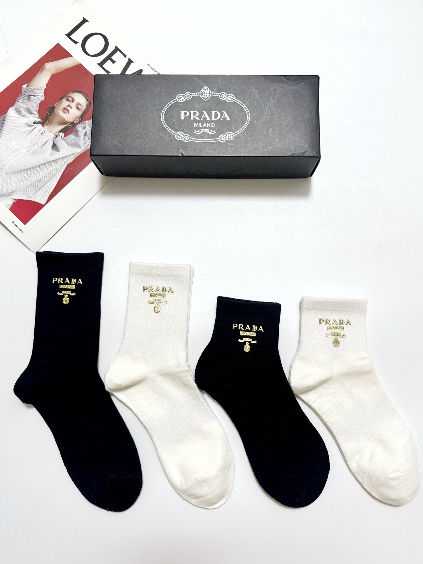 配包装 🌟【一盒4 双】 🌟Prada 普拉达 经典字母logo 透气纯棉中筒袜  ，重工配饰，ins超火爆红人同款，精
