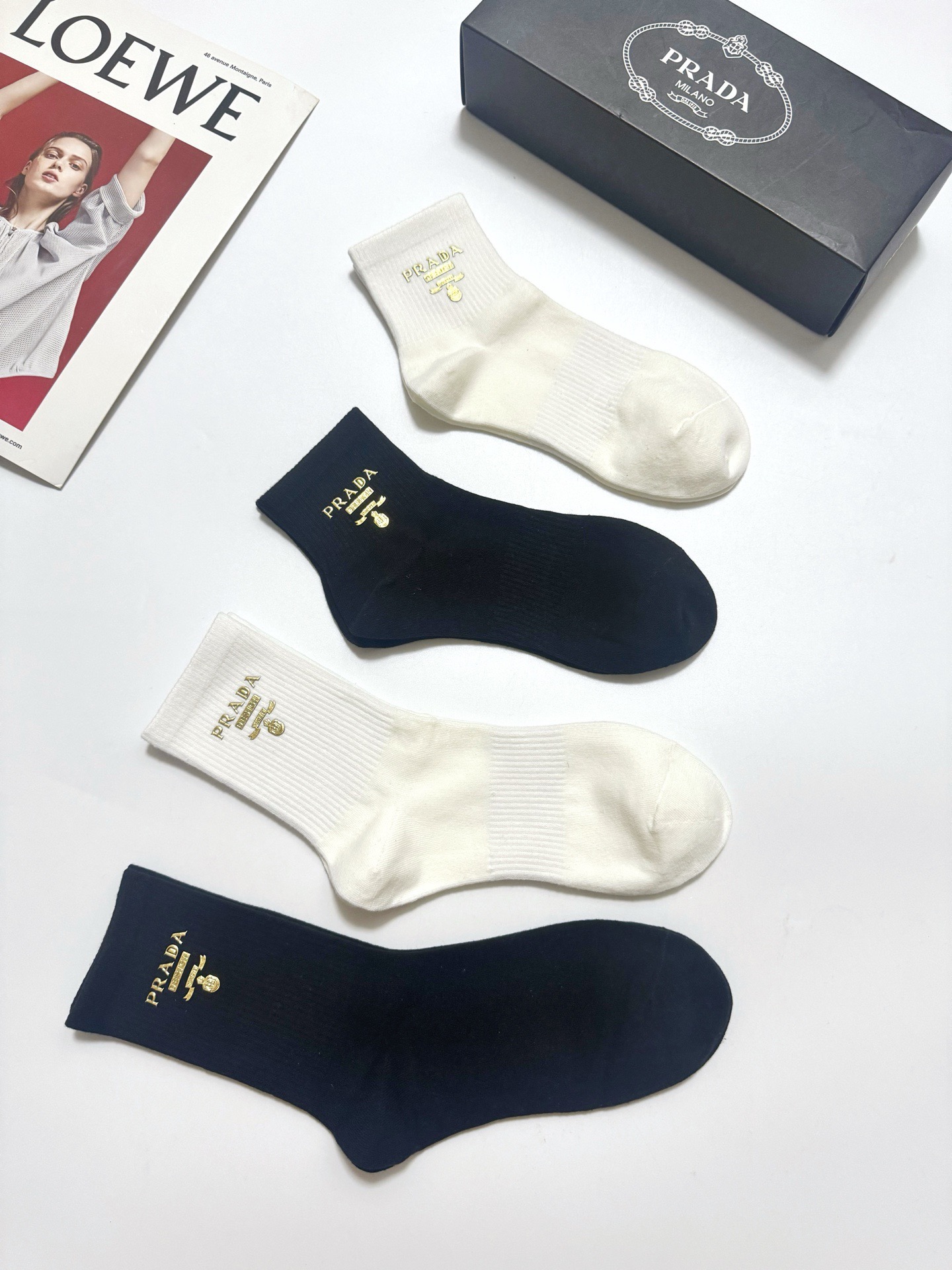 配包装 🌟【一盒4 双】 🌟Prada 普拉达 经典字母logo 透气纯棉中筒袜  ，重工配饰，ins超火爆红人同款，精