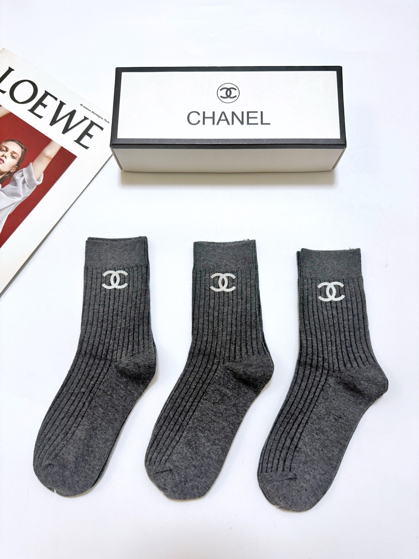 配包装 🌟【一盒3 双】 🌟Chanel 香奈儿 经典字母logo 中筒袜，纯棉竖纹堆堆袜  🌟ins爆款！专柜在售in