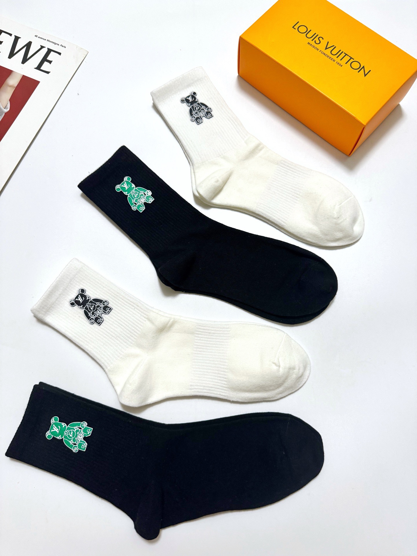 配包装 🌟【一盒4双】 🌟LV 路易威登 经典字母logo中筒纯棉袜 小腿袜  🌟ins爆款！专柜在售ing 🌟好看到爆