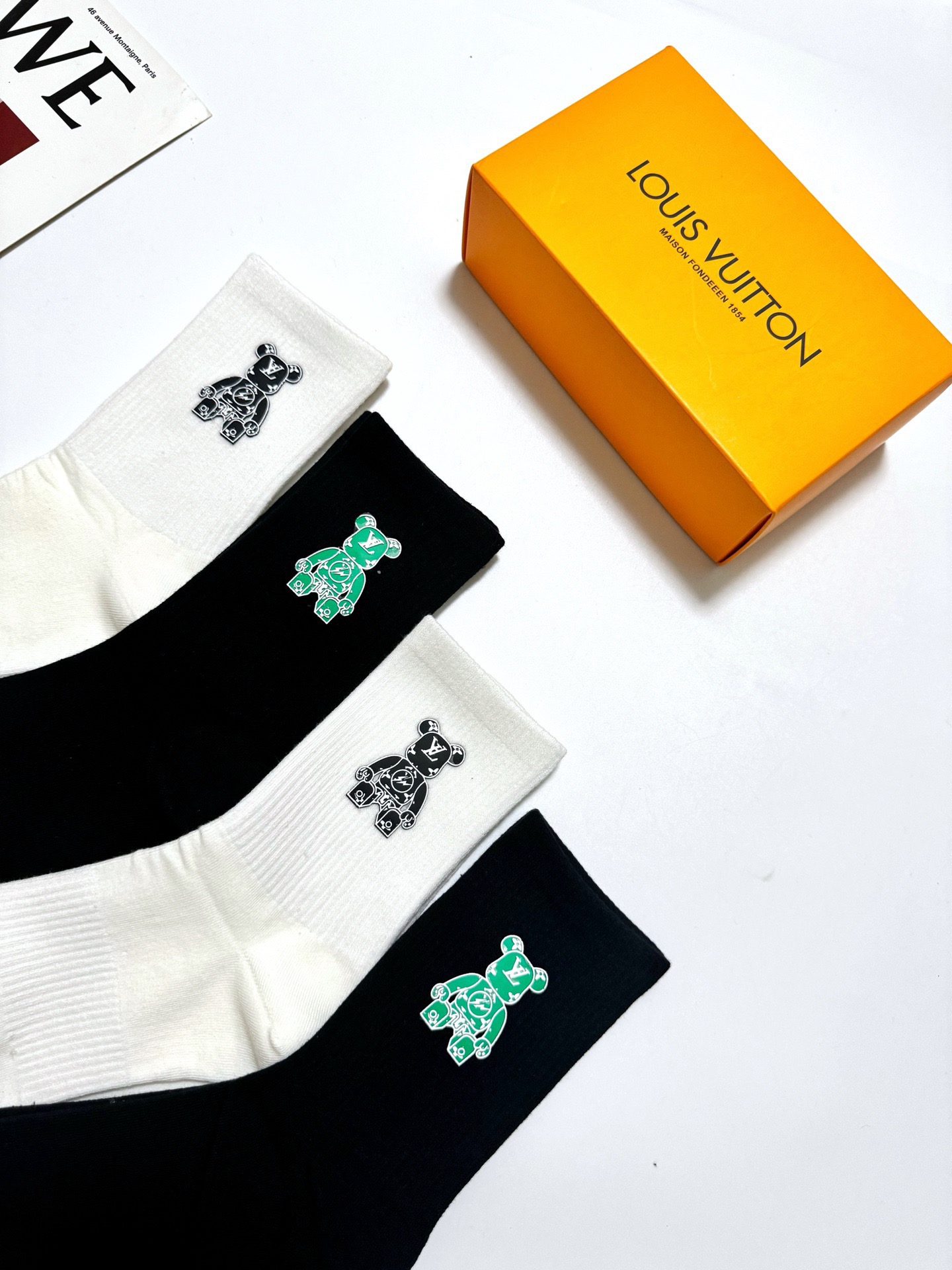 配包装 🌟【一盒4双】 🌟LV 路易威登 经典字母logo中筒纯棉袜 小腿袜  🌟ins爆款！专柜在售ing 🌟好看到爆