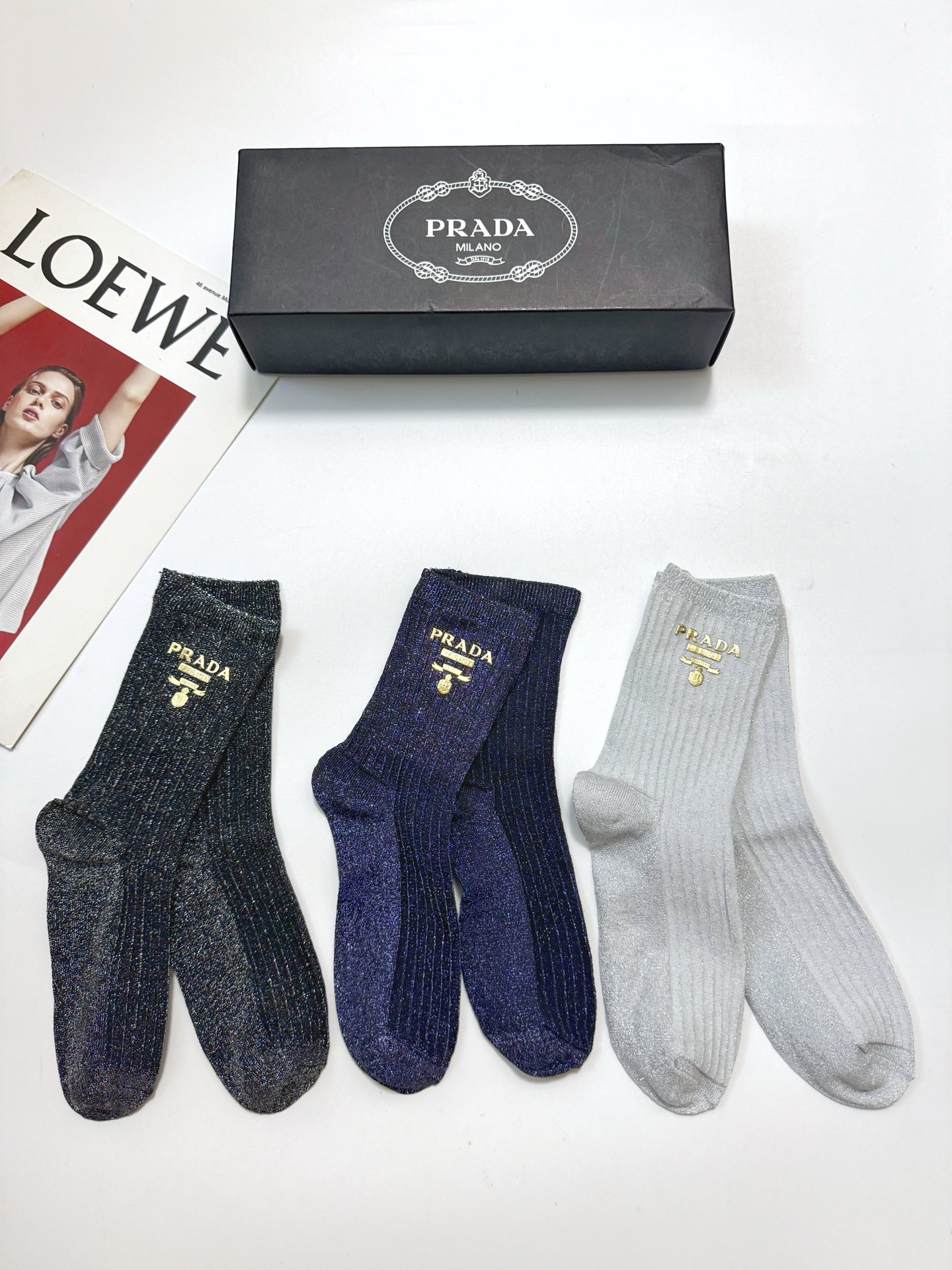 配包装 🌟【一盒3双】 🌟Prada 普拉达 金银丝中筒袜 🔥混纺金银丝材质，超完美结合，款式经典，专柜同步发售，潮人必