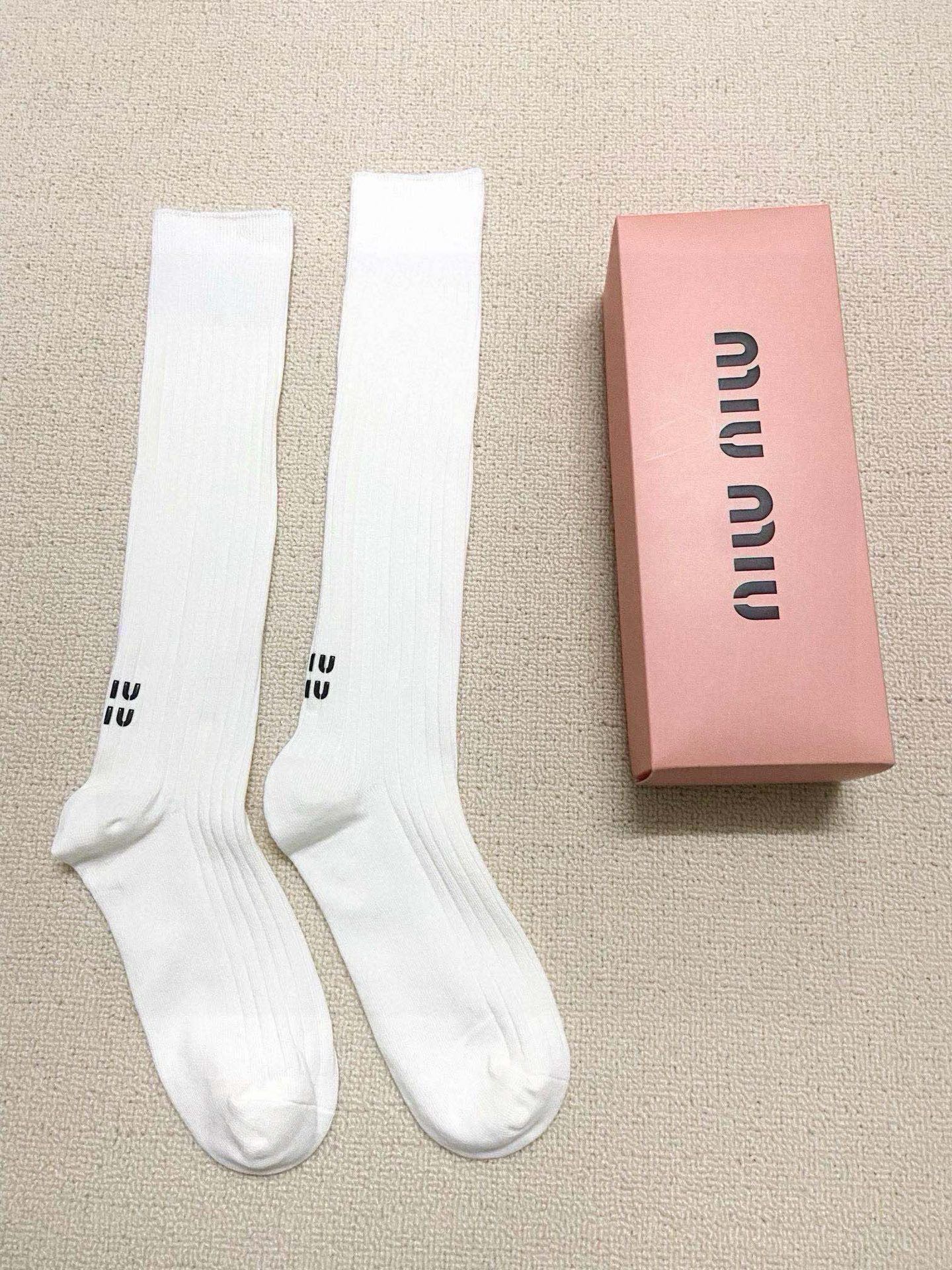 配包装 🌟【一盒一双】 🌟缪缪 miumiu 经典字母logo纯棉长筒袜 小腿袜 🌟ins爆款!专柜在售ing 🌟好看 配包装 🌟【一盒一双】 🌟缪缪 miumiu 经典字母logo纯棉长筒袜 小腿袜 🌟ins爆款!专柜在售ing 🌟好看