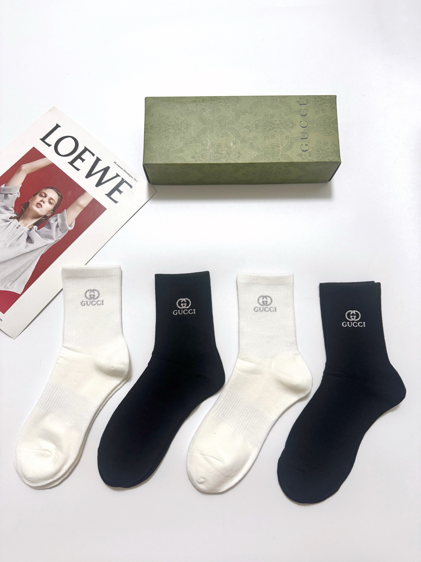 NO:940893,Comes with packaging [4 pairs in a box] Gucci classic solid color letter logo pure cotton mid-calf socks, an ins hot hit!  The counter is selling ing original goods!  High version ~ nice to see the explosion!  The counter-purchased quality socks are essential for cool girls and trendy people. They look super classy when paired together and are extremely fashionable~~ Recommended, recommended, recommended~~ A must-have fashionable item!  !  socks, stockings, socks, gucci, socks19860909配包装【一盒4双】 Gucci 古琦 经典纯色 字母logo 纯棉中筒袜 ins爆款！专柜在售ing 原单货！高版本 ～好看到爆炸 ！酷妹潮人必不能少的专柜代购品质 袜子 ,搭配起来超高逼格 时髦度爆表啊啊啊啊～～推荐推荐推荐～～必入时髦小单品！！袜子,丝袜,袜子,gucci,socks,accessory