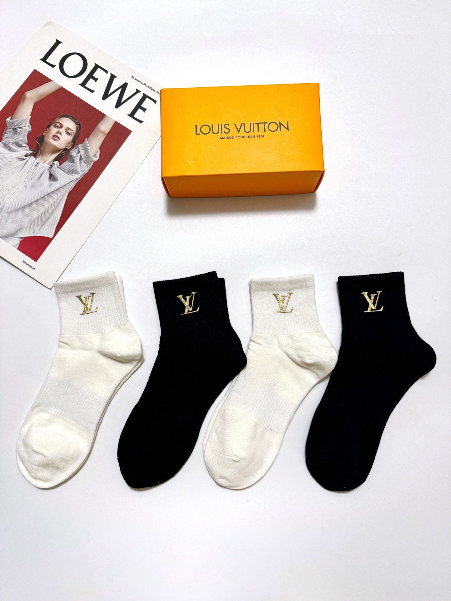 NO:940875,Comes with packaging [4 pairs in a box] LV Louis Vuitton classic letter logo pure cotton mid-calf socks classic solid color socks hot ins!  The counter is selling ing original goods!  High version ~ nice to see the explosion!  The counter-purchased quality socks are essential for cool girls and trendy people. They look super classy when paired together and are extremely fashionable~~ Recommended, recommended, recommended~~ A must-have fashionable item!  !  socks, stockings, socks, louis vuitton, louis vuitton, socks19860909配包装【一盒4双】 LV 路易威登 经典字母logo 纯棉中筒袜 经典纯色短袜 ins爆款！专柜在售ing 原单货！高版本 ～好看到爆炸 ！酷妹潮人必不能少的专柜代购品质 袜子 ,搭配起来超高逼格 时髦度爆表啊啊啊啊～～推荐推荐推荐～～必入时髦小单品！！袜子,丝袜,袜子,louis vuitton,louis vuitton,socks,accessory
