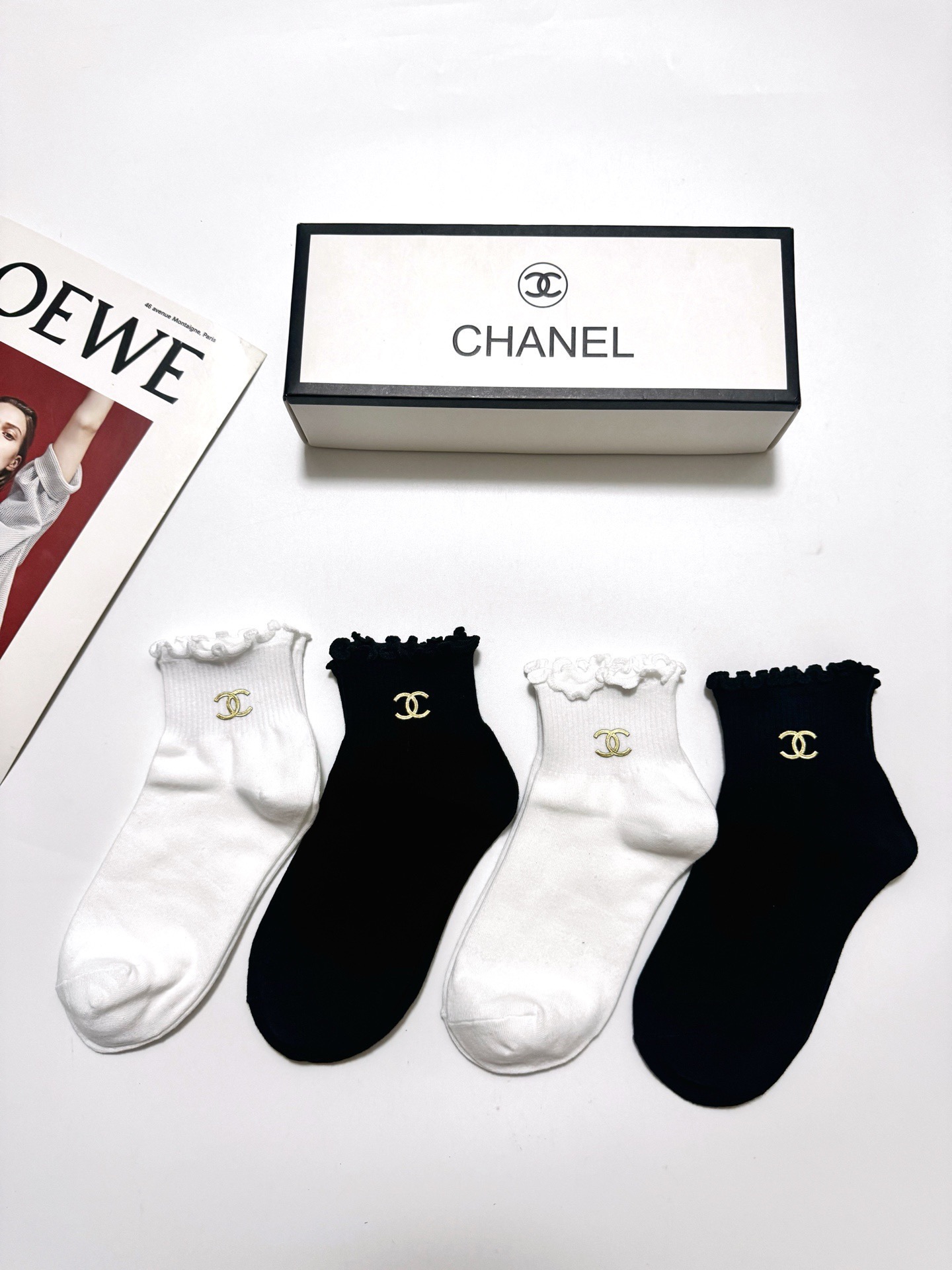 NO:940878,Comes with packaging [4 pairs in a box] Chanel Chanel classic letter logo breathable pure cotton-edged short socks, the same style as the super popular celebrity in ins, exquisite fabrics, a must-have for fashionistas, classic color matching, personalized, fashionable and versatile, you deserve it Socks, stockings, socks, chanel, chanel, socks19860909配包装【一盒4 双】 Chanel 香奈儿 经典字母logo 透气纯棉花边短筒袜 ,ins超火爆红人同款,精美 面料,潮人必备 ,经典配色 个性时尚百搭款,你值得拥有哦袜子,丝袜,袜子,chanel,chanel,socks,accessory
