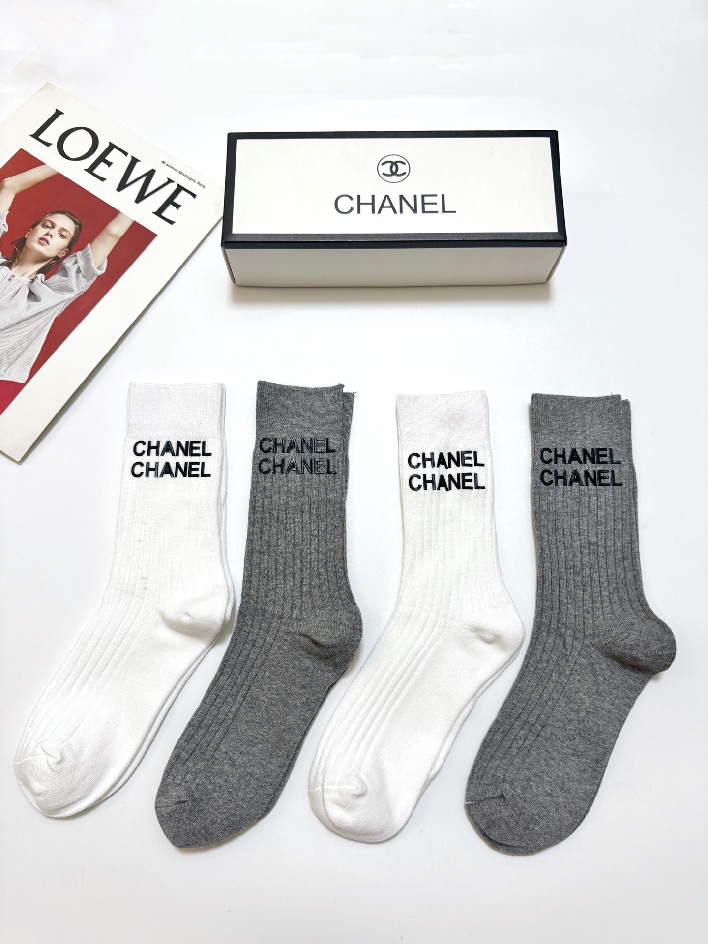 NO:940881,Comes with packaging [4 pairs in a box] Chanel Chanel classic letter logo pure cotton mid-calf socks, the same style as the super popular ins celebrity, exquisite fabrics, a must-have for fashionistas, classic color matching, personalized, fashionable and versatile, you deserve it Socks, stockings, socks, chanel, chanel, socks19860909配包装【一盒4 双】 Chanel 香奈儿 经典字母logo 纯棉中筒袜 ,ins超火爆红人同款,精美 面料,潮人必备 ,经典配色 个性时尚百搭款,你值得拥有哦袜子,丝袜,袜子,chanel,chanel,socks,accessory