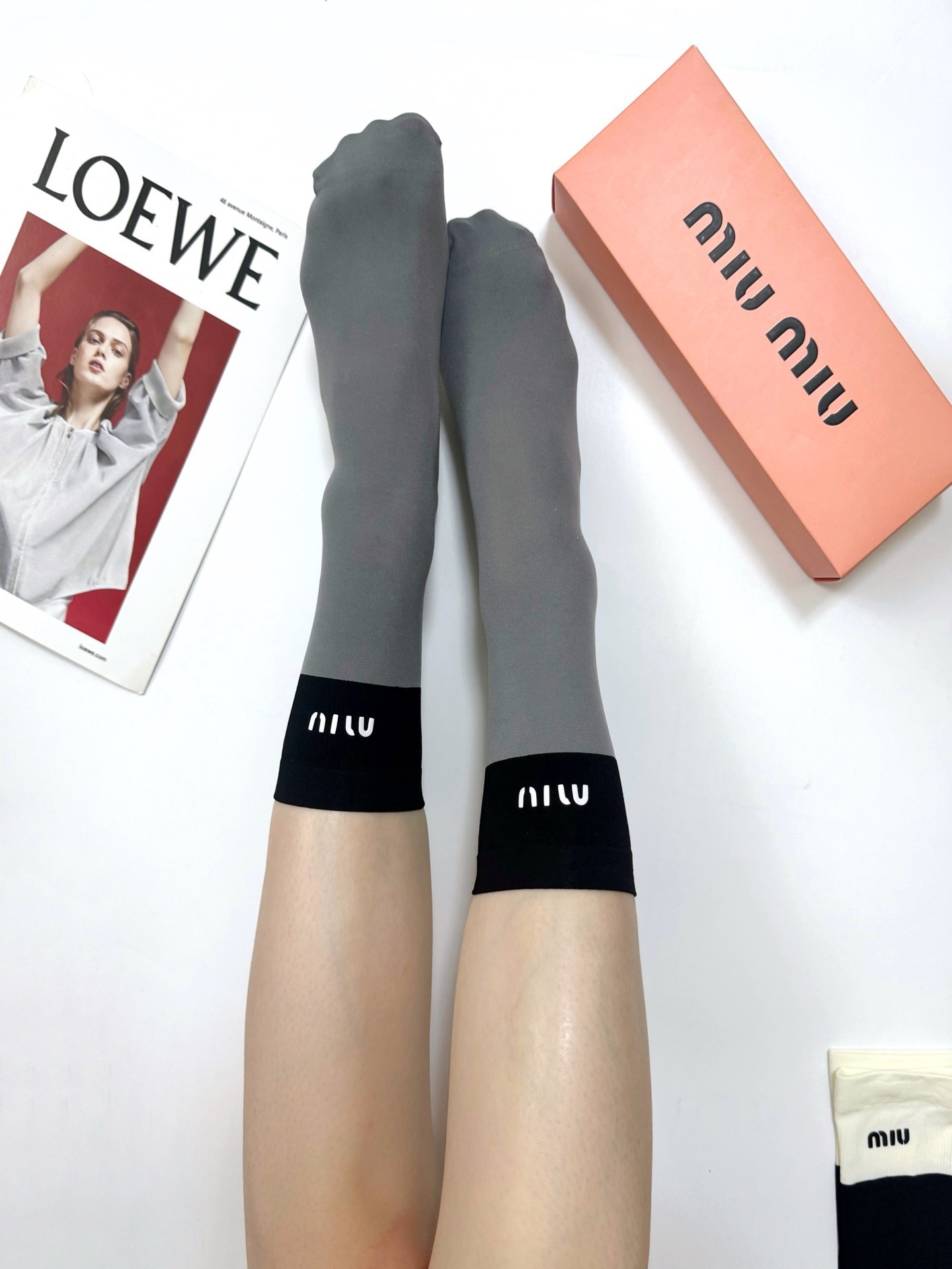 NO:940884,Comes with packaging [2 pairs in a box] miumiu classic letter logo mid-calf socks, so good-looking, European and American big-name velvet calf socks, indispensable counter-purchased quality socks for fashionistas, super stylish when paired with them, super fashionable~~ Recommended, recommended, recommended~~ A must-have fashionable item!  !  socks, stockings, socks, miumiu, socks19860909配包装【一盒2双】 miumiu 缪缪 经典字母logo中筒袜 好看到爆炸 欧美大牌天鹅绒小腿袜 潮人必不能少的专柜代购品质 袜子 ,搭配起来超高逼格 时髦度爆表啊啊啊啊～～推荐推荐推荐～～必入时髦小单品！！袜子,丝袜,袜子,miumiu,socks,accessory