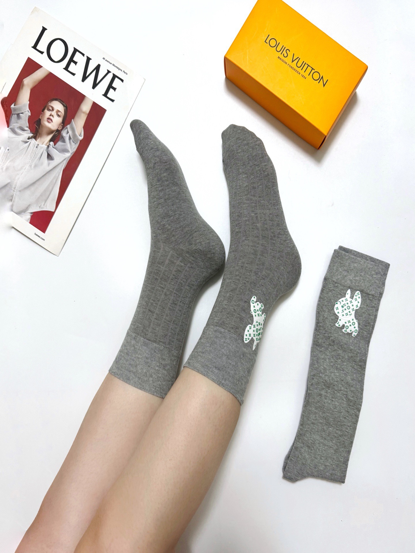 NO:940890,Comes with packaging [2 pairs in a box] LV Louis Vuitton classic vertical letter logo pure cotton mid-calf socks classic solid color ins hot trend!  The counter is selling ing original goods!  High version ~ nice to see the explosion!  The counter-purchased quality socks are essential for cool girls and fashionistas. They look super classy when paired together and are extremely fashionable~~ Recommended, recommended, recommended~~ A must-have fashionable item!  !  socks, stockings, socks, louis vuitton, louis vuitton, socks19860909配包装【一盒2双】 LV 路易威登 经典竖纹字母logo 纯棉中筒袜 经典纯色 ins爆款！专柜在售ing 原单货！高版本 ～好看到爆炸 ！酷妹潮人必不能少的专柜代购品质 袜子 ,搭配起来超高逼格 时髦度爆表啊啊啊啊～～推荐推荐推荐～～必入时髦小单品！！袜子,丝袜,袜子,louis vuitton,louis vuitton,socks,accessory