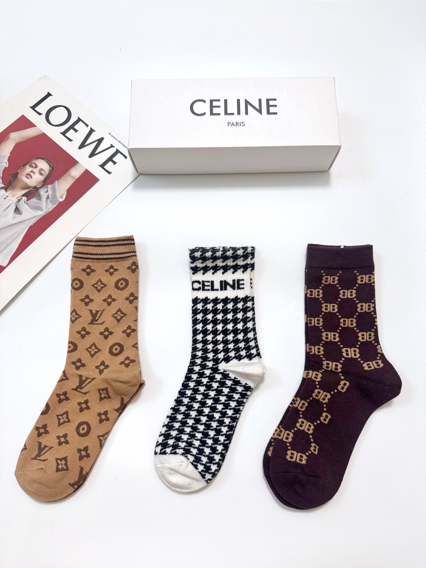 NO:940894,Comes with packaging [3 pairs in a box] European and American big brands, classic letter logo, cashmere blended mid-calf socks, ins super popular color, super soft and skin-friendly, a must-have for fashionistas, personalized, fashionable and versatile, you deserve it Socks, stockings, socks, socks19860909配包装【一盒3 双】 欧美大牌 经典字母logo 羊绒混纺 中筒袜,ins超火爆配色 ,超级软糯亲肤,潮人必备 ,个性时尚百搭款,你值得拥有哦袜子,丝袜,袜子,socks,accessory
