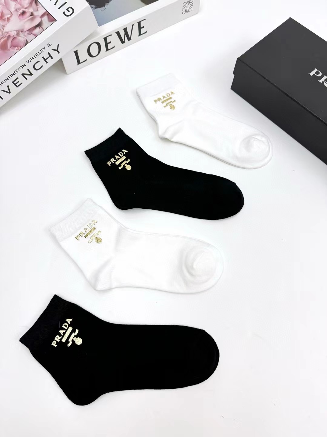配包装 🌟【一盒4 双】  🌟Prada 普拉达 欧美大牌 经典字母logo 纯棉中筒袜   ，ins超火爆款式  ，超