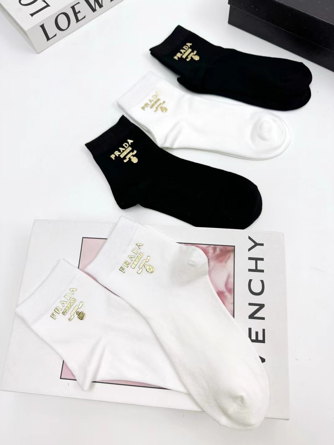 配包装 🌟【一盒4 双】  🌟Prada 普拉达 欧美大牌 经典字母logo 纯棉中筒袜   ，ins超火爆款式  ，超