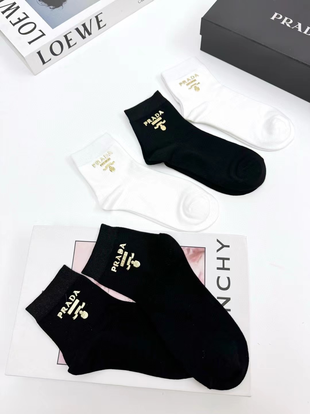 配包装 🌟【一盒4 双】  🌟Prada 普拉达 欧美大牌 经典字母logo 纯棉中筒袜   ，ins超火爆款式  ，超