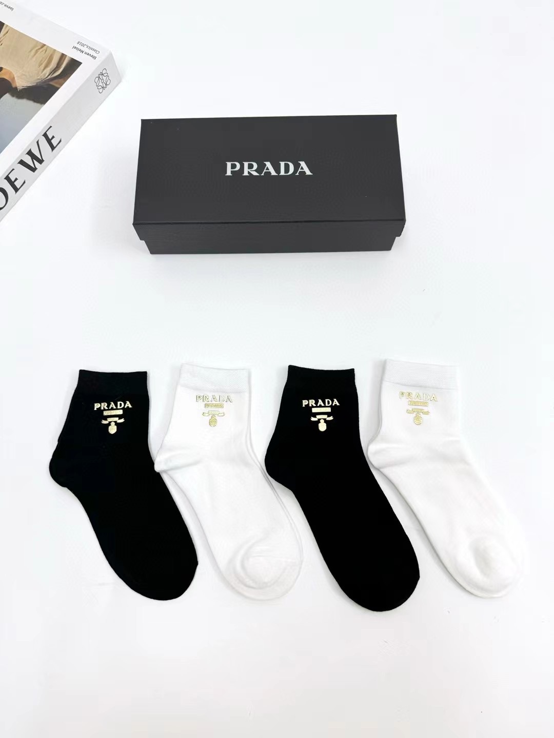 NO:940897,Comes with packaging [4 pairs in a box] Prada, European and American big brands, classic letter logo, pure cotton mid-calf socks, ins super popular style, super soft and skin-friendly, a must-have for fashionistas, personalized, fashionable and versatile, you deserve it Socks, stockings, socks, prada, prada, socks19860909配包装【一盒4 双】 Prada 普拉达 欧美大牌 经典字母logo 纯棉中筒袜,ins超火爆款式 ,超级软糯亲肤,潮人必备 ,个性时尚百搭款,你值得拥有哦袜子,丝袜,袜子,prada,prada,socks,accessory