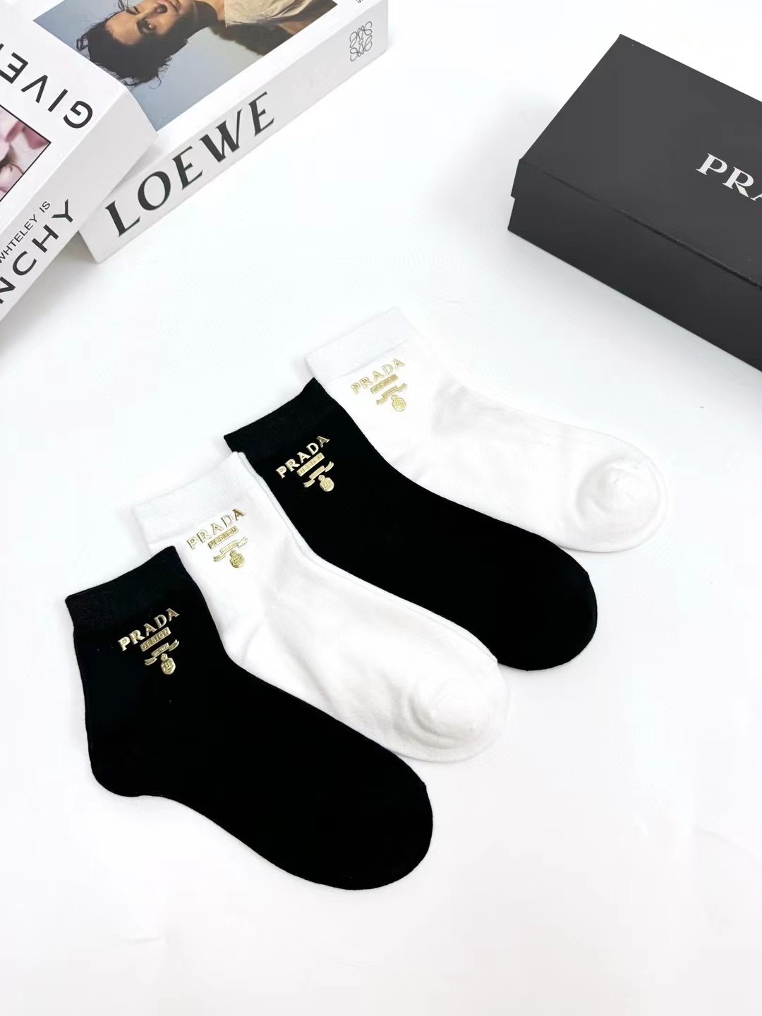 配包装 🌟【一盒4 双】  🌟Prada 普拉达 欧美大牌 经典字母logo 纯棉中筒袜   ，ins超火爆款式  ，超