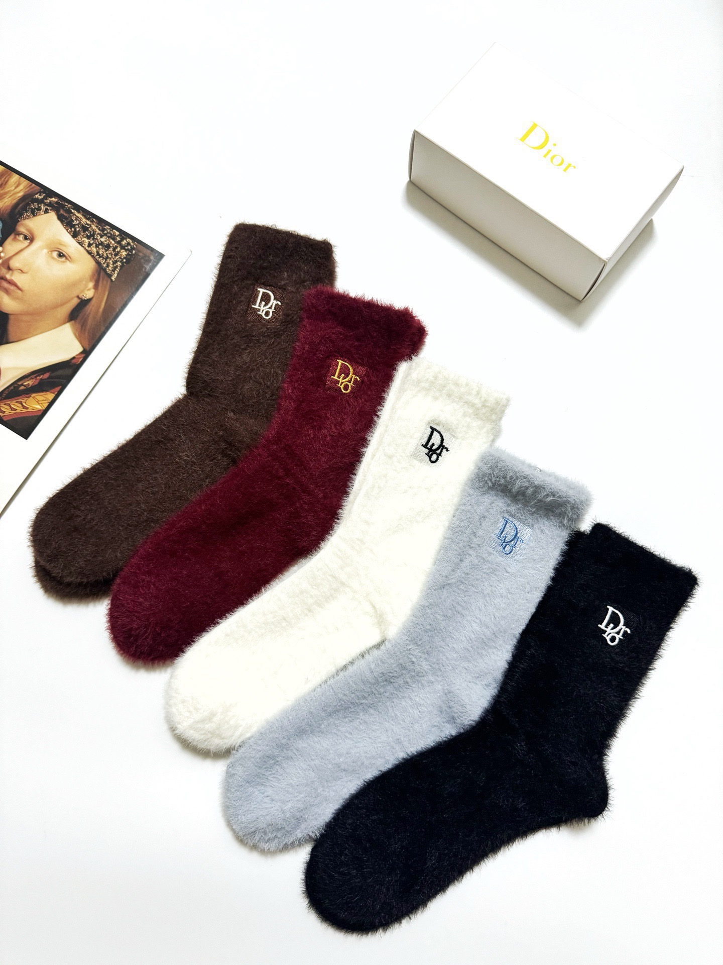 配包装 🌟【一盒5 双】 🌟Dior 迪奥 欧美大牌 经典字母 logo 水貂绒中筒袜  ！超级软糯亲肤！ 🌟ins爆款
