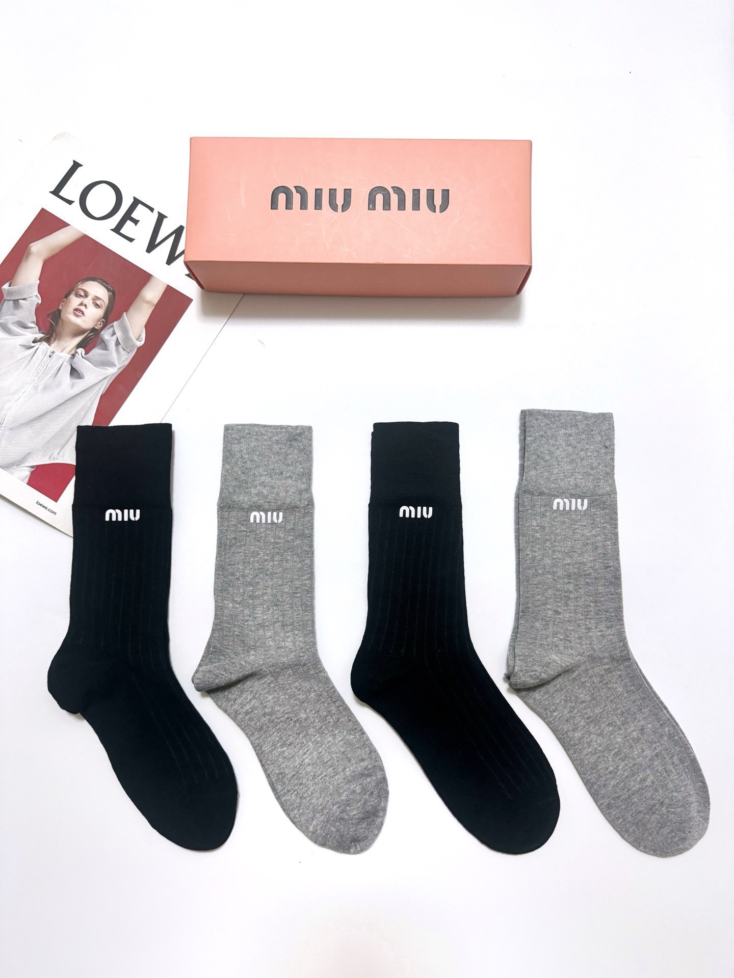 配包装 🌟【一盒4 双】 🌟缪缪 miumiu 经典字母logo 纯棉中筒袜 ,ins超火爆短袜,纯棉面料,潮人必 配包装 🌟【一盒4 双】 🌟缪缪 miumiu 经典字母logo 纯棉中筒袜 ,ins超火爆短袜,纯棉面料,潮人必