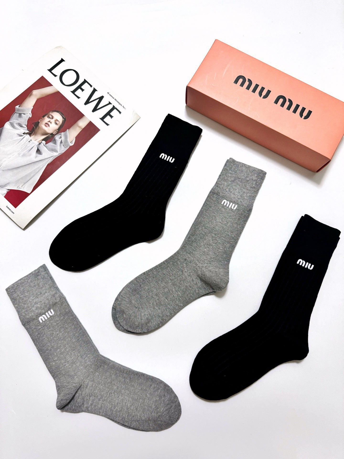 配包装 🌟【一盒4 双】 🌟缪缪 miumiu 经典字母logo 纯棉中筒袜 ,ins超火爆短袜,纯棉面料,潮人必 配包装 🌟【一盒4 双】 🌟缪缪 miumiu 经典字母logo 纯棉中筒袜 ,ins超火爆短袜,纯棉面料,潮人必