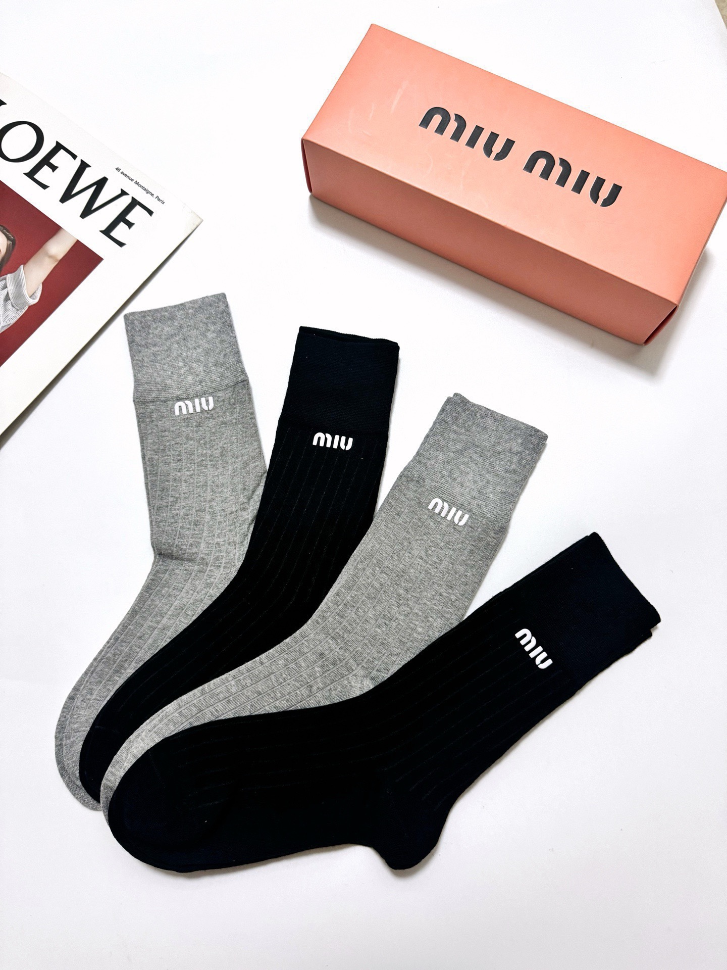 配包装 🌟【一盒4 双】 🌟缪缪 miumiu 经典字母logo 纯棉中筒袜 ,ins超火爆短袜,纯棉面料,潮人必 配包装 🌟【一盒4 双】 🌟缪缪 miumiu 经典字母logo 纯棉中筒袜 ,ins超火爆短袜,纯棉面料,潮人必