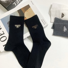 配包装 🌟【一盒3 双】 🌟Prada 普拉达 经典字母logo纯棉中筒袜 🌟重工装饰个性时尚 🌟ins爆款!专柜在 配包装 🌟【一盒3 双】 🌟Prada 普拉达 经典字母logo纯棉中筒袜 🌟重工装饰个性时尚 🌟ins爆款!专柜在