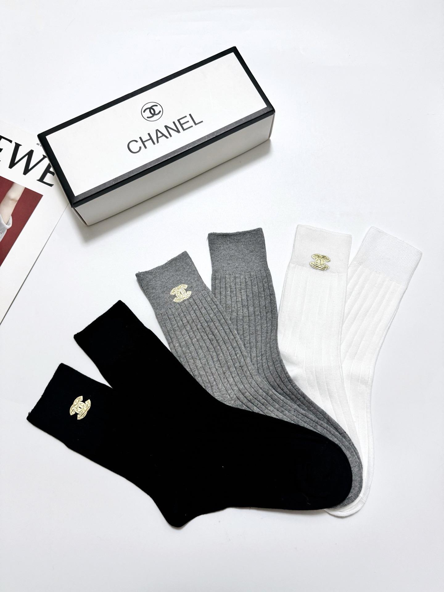 配包装 🌟【一盒3 双】 🌟 Chanel 香奈儿 经典字母logo纯棉 中筒袜   🌟经典配色个性时尚 🌟ins爆款！