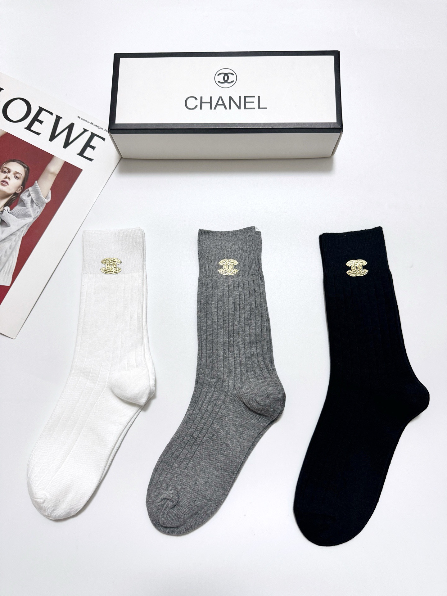 配包装 🌟【一盒3 双】 🌟 Chanel 香奈儿 经典字母logo纯棉 中筒袜   🌟经典配色个性时尚 🌟ins爆款！