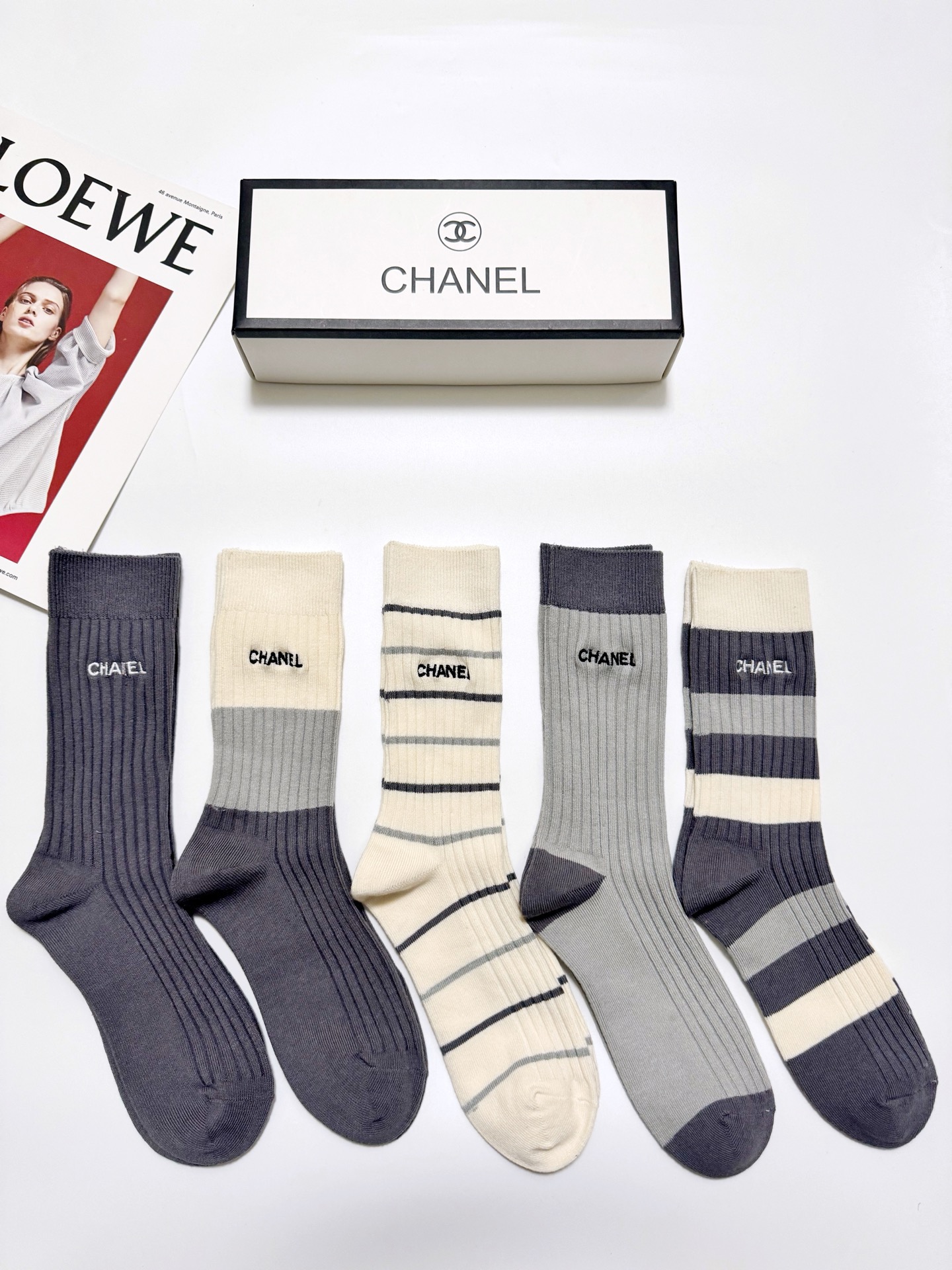 NO:940919,Comes with packaging [5 pairs in a box] Chanel Chanel classic letter logo double-needle knitted pure cotton mid-calf socks!  Super soft and skin-friendly!  Ins hot style!  It’s on sale at the counter and it’s so explosive!  Super high quality!  A classic that never goes out of style!  A must-have for fashionistas, the quality of counter purchases is great and easy to wear!  Recommended, recommended, recommended ~ ~ must-have small items!  !  socks, stockings, socks, chanel, chanel, socks19860909配包装【一盒5双】 Chanel 香奈儿 经典字母 logo双针针织 纯棉 中筒袜 ！超级软糯亲肤！ ins爆款！专柜在售ing 好看到爆炸 ！超高品质！经典不过时！潮人必不能少的专柜代购品质 ,巨好穿！推荐推荐推荐～～必入小单品！！袜子,丝袜,袜子,chanel,chanel,socks,accessory