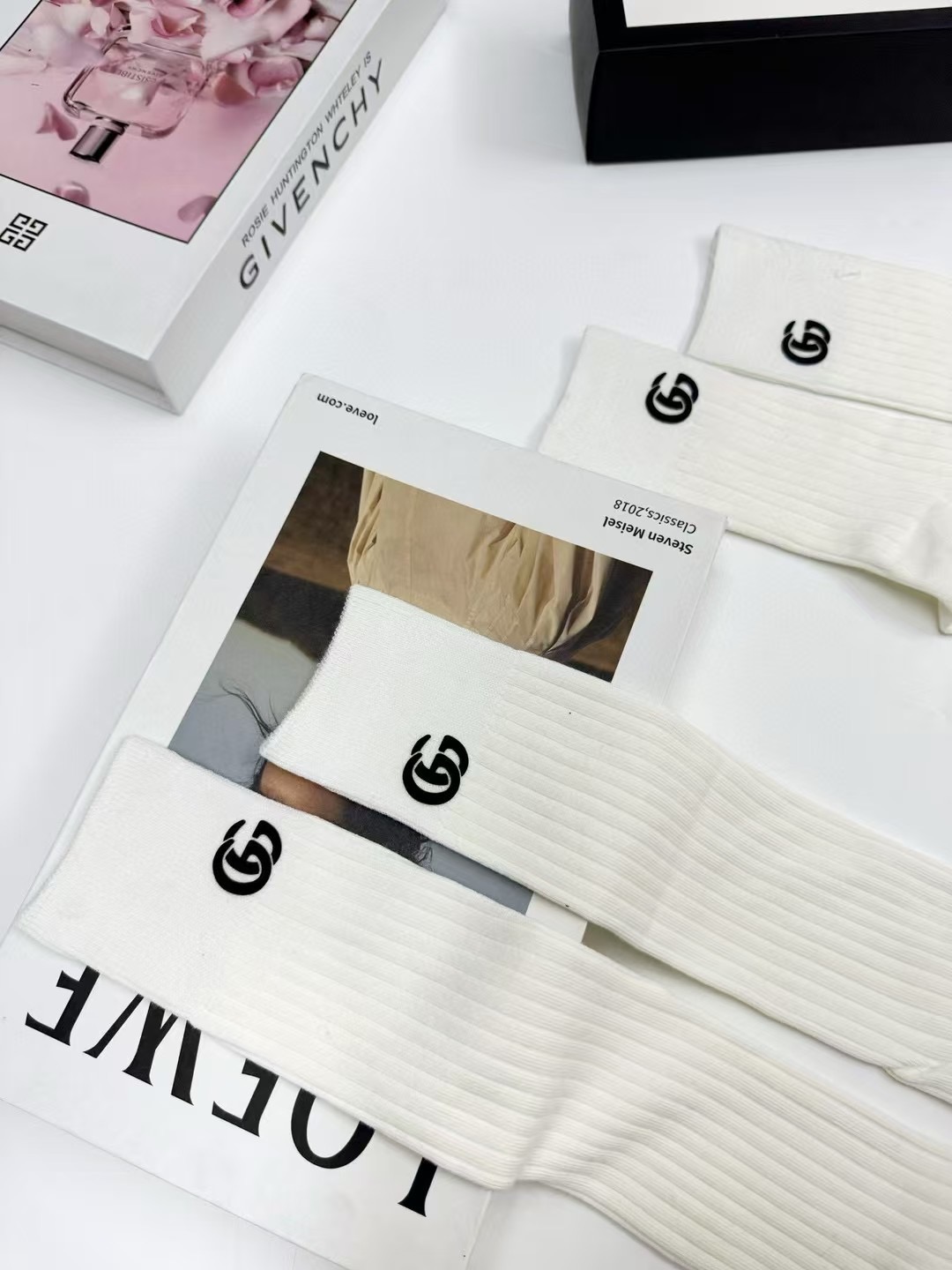 配包装 🌟【一盒2双】 🌟Gucci 古琦 经典字母logo ins超火爆小腿袜中筒袜,纯棉面料,潮人必备 ,经典个性 配包装 🌟【一盒2双】 🌟Gucci 古琦 经典字母logo ins超火爆小腿袜中筒袜,纯棉面料,潮人必备 ,经典个性