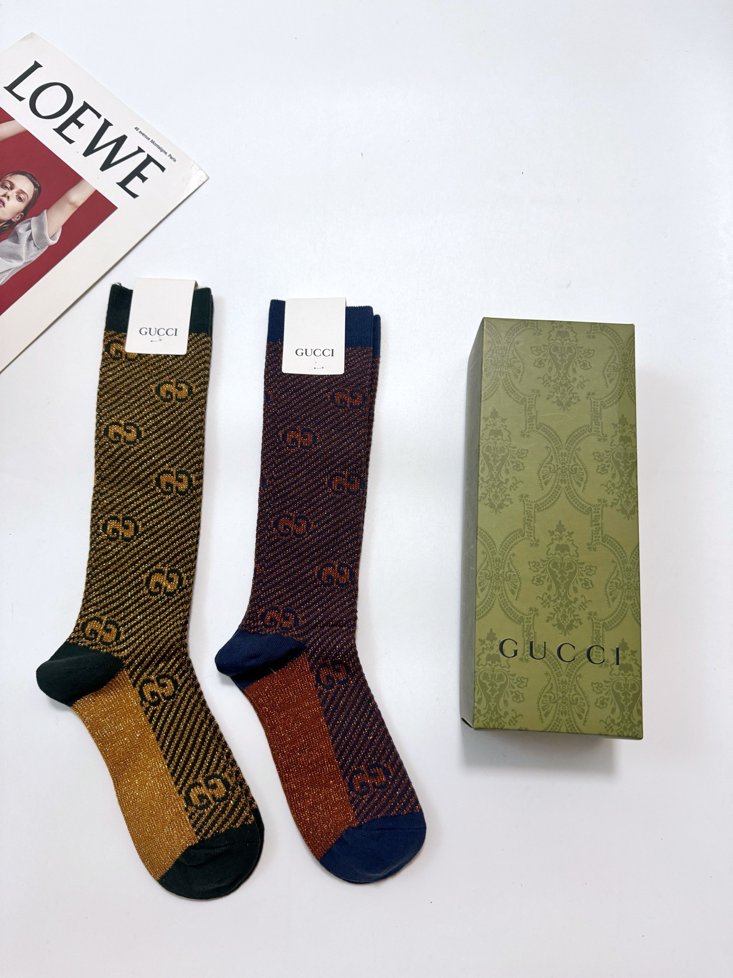 NO:940929,Comes with packaging [2 pairs in a box] Gucci’s popular gold and silver stockings and calf socks, original quality!  Double-needle knitted blended gold and silver filament material, super perfect combination, classic style, simultaneous sale at counters, popular ins item, a must-have for fashionistas, versatile colors, socks, stockings, socks, gucci, socks19860909配包装【一盒2双】 Gucci 古奇 爆款金银丝长筒袜 小腿袜原单品质！双针针织混纺金银丝材质,超完美结合,款式经典,专柜同步发售,ins爆火小单品,潮人必备,颜色百搭 袜子,丝袜,袜子,gucci,socks,accessory