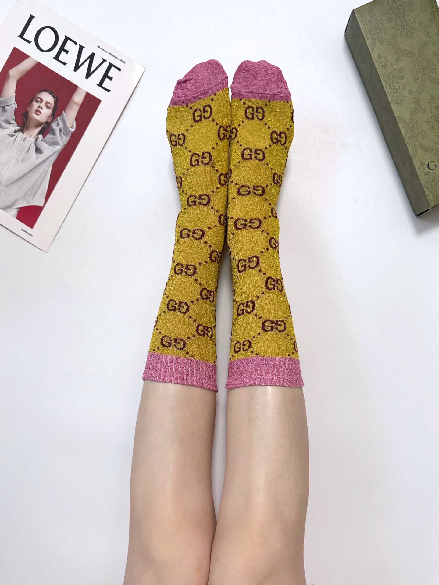 NO:940932,Comes with packaging [2 pairs in a box] Gucci’s popular gold and silver filigree mid-calf socks, original quality!  Double-needle knitted blended gold and silver filament material, super perfect combination, classic style, simultaneous sale at counters, popular ins item, a must-have for fashionistas, versatile colors, socks, stockings, socks, gucci, socks19860909配包装【一盒2双】 Gucci 古奇 爆款金银丝中筒袜 小腿袜原单品质！双针针织混纺金银丝材质,超完美结合,款式经典,专柜同步发售,ins爆火小单品,潮人必备,颜色百搭 袜子,丝袜,袜子,gucci,socks,accessory