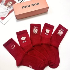 配包装 🌟【一盒5双】 🌟 缪缪 miumiu 爆款经典字母 羊绒中筒袜 年袜 🔥羊绒混纺 材质,超完美结合,款式经典, 配包装 🌟【一盒5双】 🌟 缪缪 miumiu 爆款经典字母 羊绒中筒袜 年袜 🔥羊绒混纺 材质,超完美结合,款式经典,