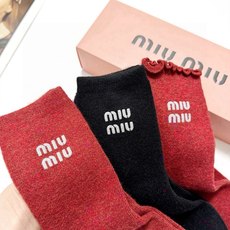 配包装 🌟【一盒3 双】 🌟缪缪 miumiu 经典字母 logo羊毛 中筒袜 !超级软糯亲肤! 🌟ins爆款!专柜在 配包装 🌟【一盒3 双】 🌟缪缪 miumiu 经典字母 logo羊毛 中筒袜 !超级软糯亲肤! 🌟ins爆款!专柜在