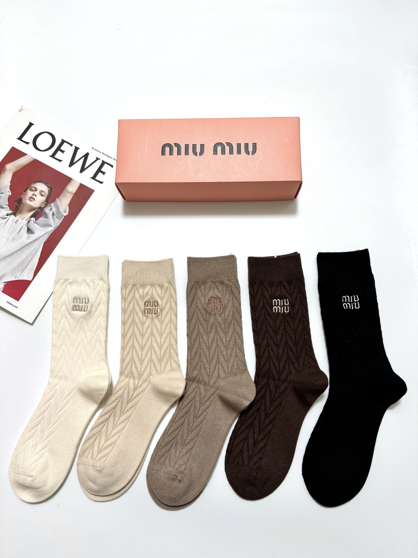 NO:940936,Comes with packaging [5 pairs in a box] Miumiu miumiu classic embroidered letter logo cashmere blend mid-calf socks, soft and skin-friendly, ins super popular color, a must-have for fashionistas in autumn and winter, personalized fashionable and versatile, you deserve it Socks, stockings, socks, miumiu, socks19860909配包装【一盒5 双】 缪缪 miumiu 经典刺绣字母logo 羊绒混纺中筒袜,软糯亲肤,ins超火爆配色 ,秋冬潮人必备 ,个性时尚百搭款,你值得拥有哦 袜子,丝袜,袜子,miumiu,socks,accessory