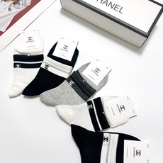 配包装 🌟【一盒5 双】 🌟Chanel 香奈儿 经典刺绣字母logo 纯棉 中筒袜 ,软糯亲肤,ins超火爆配色 配包装 🌟【一盒5 双】 🌟Chanel 香奈儿 经典刺绣字母logo 纯棉 中筒袜 ,软糯亲肤,ins超火爆配色