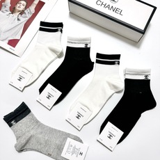 配包装 🌟【一盒5 双】 🌟Chanel 香奈儿 经典刺绣字母logo 纯棉 中筒袜 ,软糯亲肤,ins超火爆配色 配包装 🌟【一盒5 双】 🌟Chanel 香奈儿 经典刺绣字母logo 纯棉 中筒袜 ,软糯亲肤,ins超火爆配色