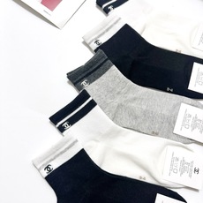配包装 🌟【一盒5 双】 🌟Chanel 香奈儿 经典刺绣字母logo 纯棉 中筒袜 ,软糯亲肤,ins超火爆配色 配包装 🌟【一盒5 双】 🌟Chanel 香奈儿 经典刺绣字母logo 纯棉 中筒袜 ,软糯亲肤,ins超火爆配色