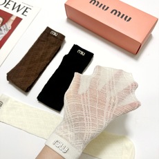 配包装 🌟【一盒3 双】 🌟miumiu 缪缪 经典字母logo中筒丝袜 网袜中筒袜 小腿袜 🌟ins爆款!专柜在售i 配包装 🌟【一盒3 双】 🌟miumiu 缪缪 经典字母logo中筒丝袜 网袜中筒袜 小腿袜 🌟ins爆款!专柜在售i
